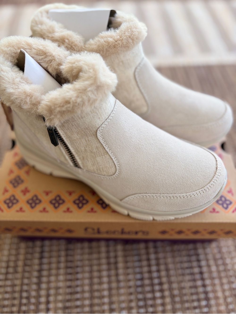 Sketchers 7 Easy Going Naturals Bootie women’s fur trim ankle boot cream beige